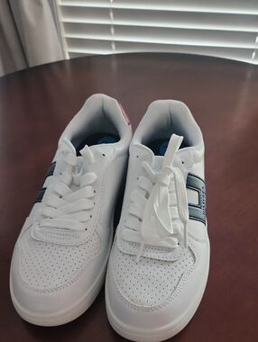 Tommy Hilfiger White Sneakers with Navy Accent